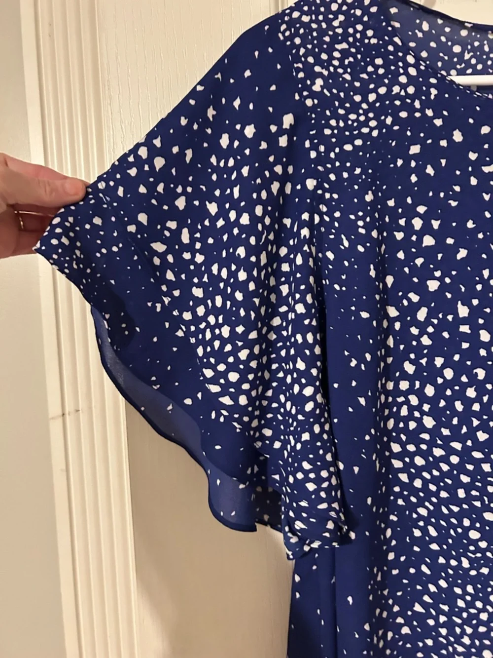 Worthington Blue Speckled Flutter Sleeve Blouse Size Large Lightweight Flowy Top - Picture 6 of 8